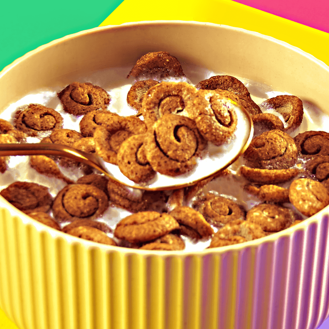 Cinna Rollies in der Schüssel mit Verpackung