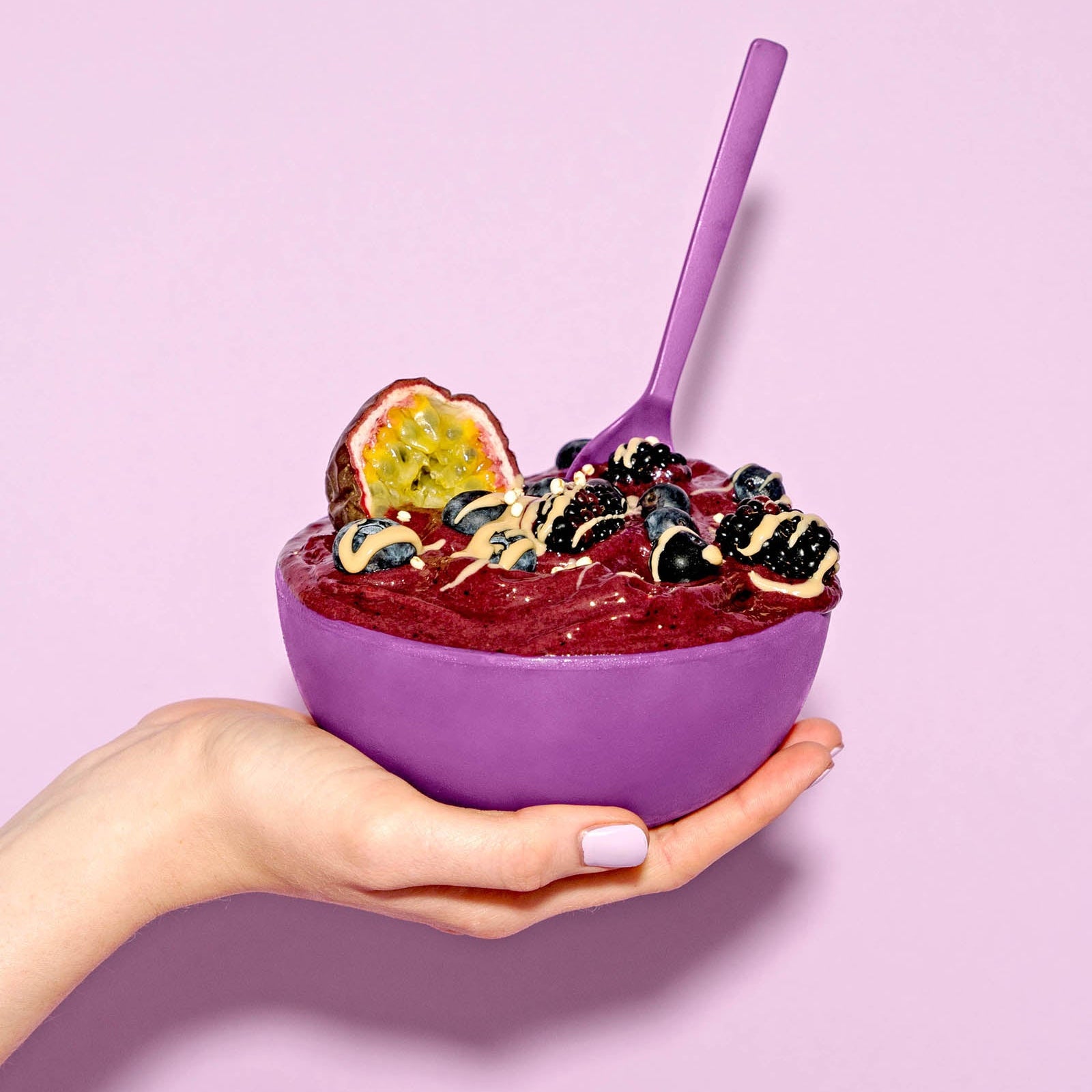 Zubereitete Açaí Bowl auf Hand