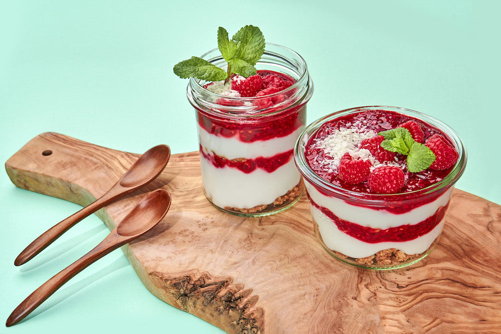 Joghurt-Granola-Parfaits mit Himbeermarmelade