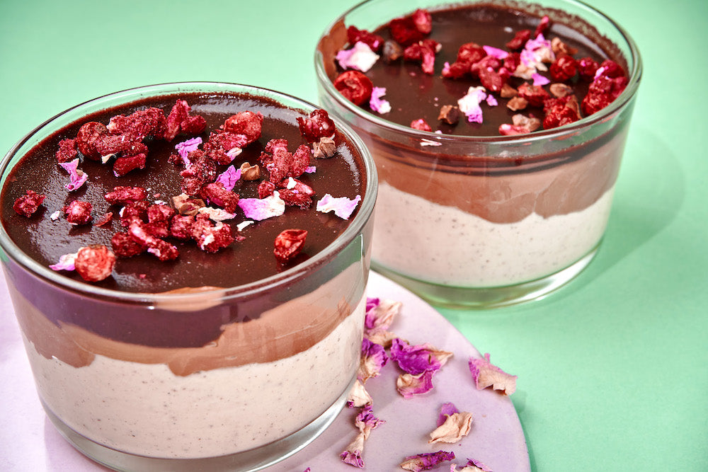 Geschichtete Mousse au Chocolat mit Açaí-Spiegel