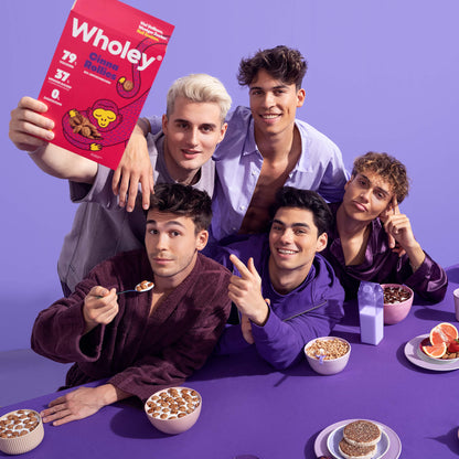 Wholey x Elevator Boys Cinna Rollies am Frühstückstisch